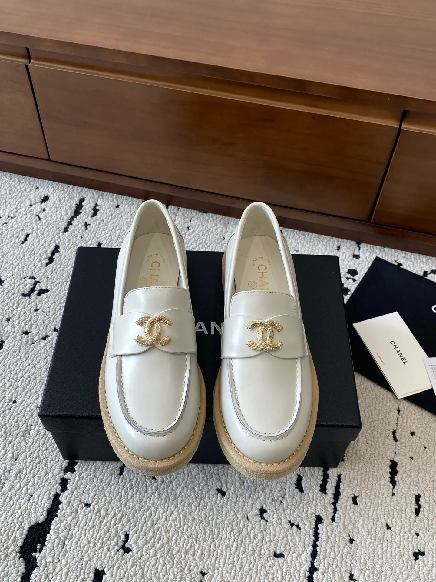 👟👟Ex-factory price 620👟👟Higher version 🍀2025 autumn and winter new Chanel Chanel entrance hardware buckle, Loaf lazy shoes, can be worn all year round. No matter when you wear it, it is very high-end and durable. Go shopping and attract attention on the street! Easily travel between commuting and leisure occasions, and become a carefree fashionable and elegant woman ~ Upper: cowhide/cow nubuck leather/open edge beads Inner: lambskin Sole: Italian raw rubber outsole leather strip Code number: 35-39 (40/41 customized, non-refundable and non-exchangeable 👉 Buy now👉 Buy now👉 Buy now👉